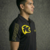 Camiseta Premium - Predator Cabeza Amarilla - Negro
